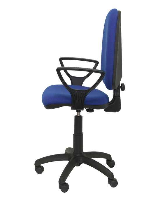 Chaise de bureau Aýna avec mécanisme de contact permanent de base, recouverte de tissu bleu. Équipée d'une base en polyamide noir, d'accoudoirs fixes et de roulettes en nylon de 50 mm. Chaise de bureau Aýna avec mécanisme de contact permanent de base, recouverte de tissu bleu. Équipée d'une base en polyamide noir, d'accoudoirs fixes et de roulettes en nylon de 50 mm.