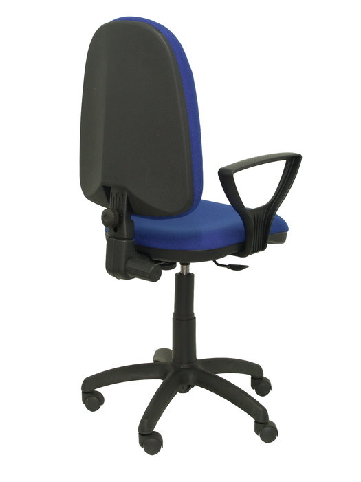 Chaise de bureau Aýna avec mécanisme de contact permanent de base, recouverte de tissu bleu. Équipée d'une base en polyamide noir, d'accoudoirs fixes et de roulettes en nylon de 50 mm. Chaise de bureau Aýna avec mécanisme de contact permanent de base, recouverte de tissu bleu. Équipée d'une base en polyamide noir, d'accoudoirs fixes et de roulettes en nylon de 50 mm.