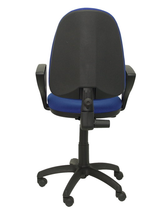 Chaise de bureau Aýna avec mécanisme de contact permanent de base, recouverte de tissu bleu. Équipée d'une base en polyamide noir, d'accoudoirs fixes et de roulettes en nylon de 50 mm. Chaise de bureau Aýna avec mécanisme de contact permanent de base, recouverte de tissu bleu. Équipée d'une base en polyamide noir, d'accoudoirs fixes et de roulettes en nylon de 50 mm.