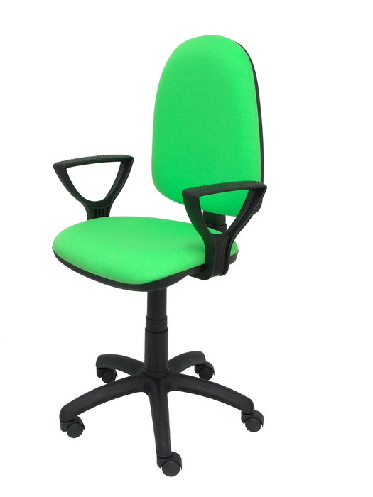 Chaise de bureau Aýna avec mécanisme Contact permanent de base, rembourrée de tissu couleur Pistache. Équipée d'une base en polyamide noir, d'accoudoirs fixes et de roulettes en nylon de 50 mm.