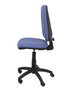 Chaise de bureau Aýna avec mécanisme Contact permanent de base, rembourrée de tissu bleu clair. Équipée d'une base en polyamide noir, sans accoudoirs et de roulettes en nylon de 50 mm.