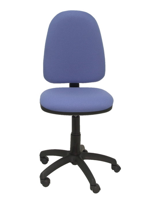 Chaise de bureau Aýna avec mécanisme Contact permanent de base, rembourrée de tissu bleu clair. Équipée d'une base en polyamide noir, sans accoudoirs et de roulettes en nylon de 50 mm.