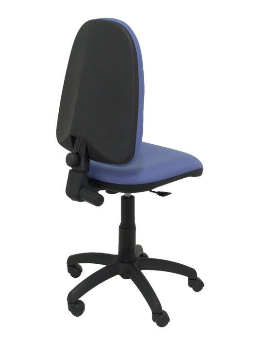 Chaise de bureau Aýna avec mécanisme Contact permanent de base, rembourrée de tissu bleu clair. Équipée d'une base en polyamide noir, sans accoudoirs et de roulettes en nylon de 50 mm.
