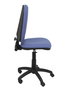 Chaise de bureau Aýna avec mécanisme Contact permanent de base, rembourrée de tissu bleu clair. Équipée d'une base en polyamide noir, sans accoudoirs et de roulettes en nylon de 50 mm.