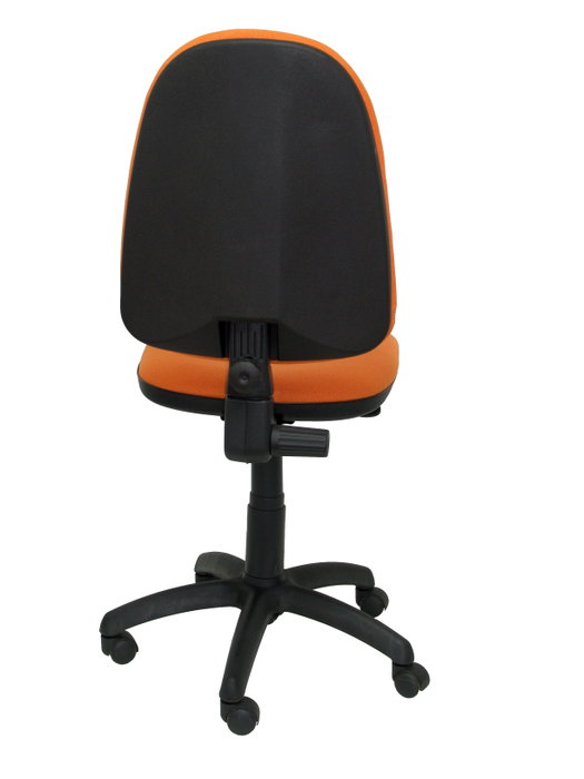 Chaise de bureau Aýna avec mécanisme Contact permanent de base, rembourrée de tissu orange. Équipée d'une base en polyamide noir, sans accoudoirs et de roulettes en nylon de 50 mm.