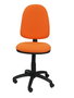 Chaise de bureau Aýna avec mécanisme Contact permanent de base, rembourrée de tissu orange. Équipée d'une base en polyamide noir, sans accoudoirs et de roulettes en nylon de 50 mm.