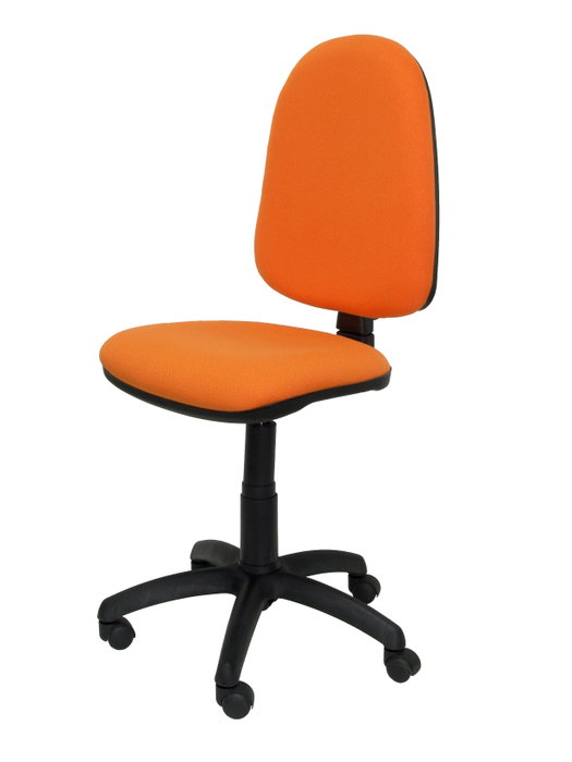 Chaise de bureau Aýna avec mécanisme Contact permanent de base, rembourrée de tissu orange. Équipée d'une base en polyamide noir, sans accoudoirs et de roulettes en nylon de 50 mm.