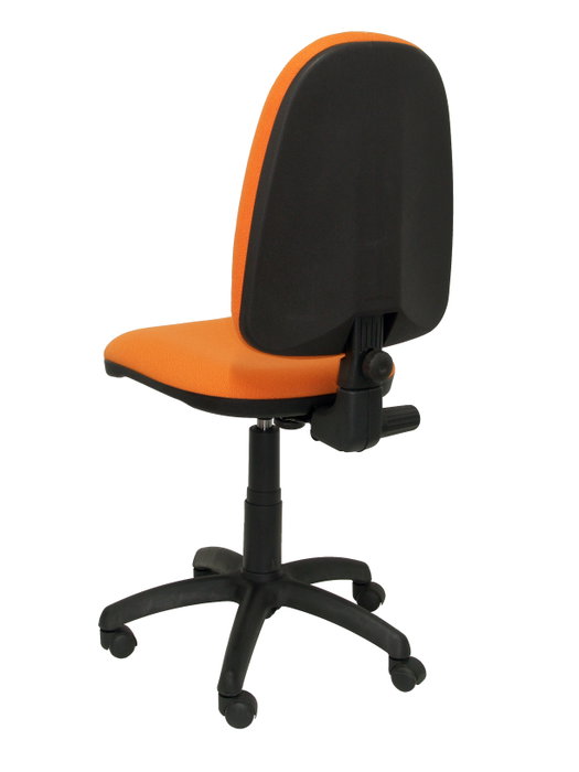 Chaise de bureau Aýna avec mécanisme Contact permanent de base, rembourrée de tissu orange. Équipée d'une base en polyamide noir, sans accoudoirs et de roulettes en nylon de 50 mm.