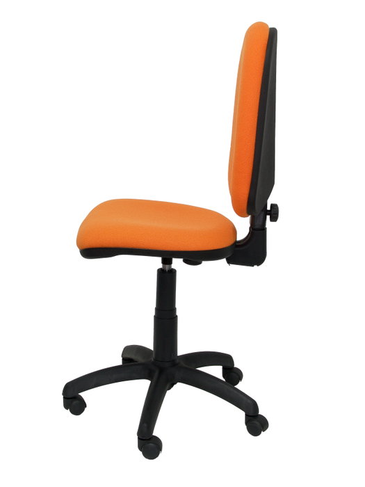 Chaise de bureau Aýna avec mécanisme Contact permanent de base, rembourrée de tissu orange. Équipée d'une base en polyamide noir, sans accoudoirs et de roulettes en nylon de 50 mm.
