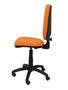 Chaise de bureau Aýna avec mécanisme Contact permanent de base, rembourrée de tissu orange. Équipée d'une base en polyamide noir, sans accoudoirs et de roulettes en nylon de 50 mm.