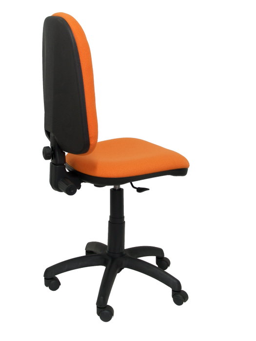 Chaise de bureau Aýna avec mécanisme Contact permanent de base, rembourrée de tissu orange. Équipée d'une base en polyamide noir, sans accoudoirs et de roulettes en nylon de 50 mm.