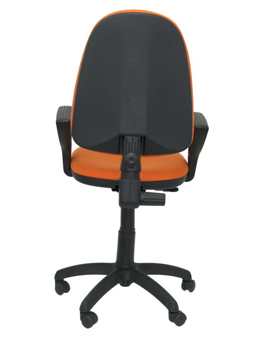 Chaise de bureau Aýna avec mécanisme Contact permanent de base, rembourrée de tissu orange. Équipée d'une base en polyamide noir, d'accoudoirs fixes et de roulettes en nylon de 50 mm.