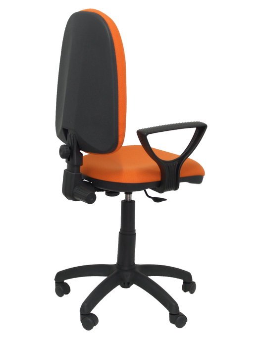 Chaise de bureau Aýna avec mécanisme Contact permanent de base, rembourrée de tissu orange. Équipée d'une base en polyamide noir, d'accoudoirs fixes et de roulettes en nylon de 50 mm.