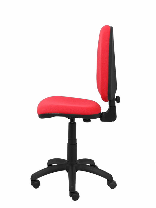 Chaise de bureau Aýna avec mécanisme Contact permanent de base, revêtue de tissu rouge. Équipée d'une base en polyamide noir, sans accoudoirs et de roulettes en nylon de 50 mm.