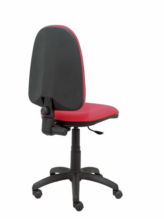 Chaise de bureau Aýna avec mécanisme Contact permanent de base, revêtue de tissu rouge. Équipée d'une base en polyamide noir, sans accoudoirs et de roulettes en nylon de 50 mm.