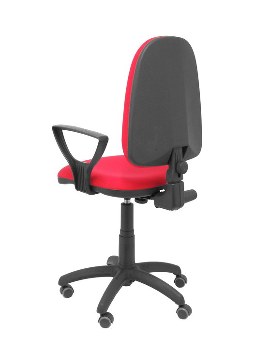 Chaise de bureau Aýna avec mécanisme de contact permanent de base, rembourrée de tissu rouge. Équipée d'une base en polyamide noir, d'accoudoirs fixes et de roulettes pour parquet