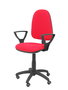 Chaise de bureau Aýna avec mécanisme de contact permanent de base, rembourrée de tissu rouge. Équipée d'une base en polyamide noir, d'accoudoirs fixes et de roulettes pour parquet
