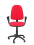 Chaise de bureau Aýna avec mécanisme de contact permanent de base, rembourrée de tissu rouge. Équipée d'une base en polyamide noir, d'accoudoirs fixes et de roulettes pour parquet