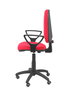 Chaise de bureau Aýna avec mécanisme de contact permanent de base, rembourrée de tissu rouge. Équipée d'une base en polyamide noir, d'accoudoirs fixes et de roulettes pour parquet