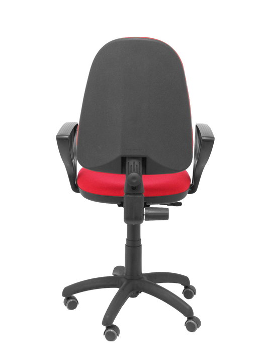 Chaise de bureau Aýna avec mécanisme de contact permanent de base, rembourrée de tissu rouge. Équipée d'une base en polyamide noir, d'accoudoirs fixes et de roulettes pour parquet
