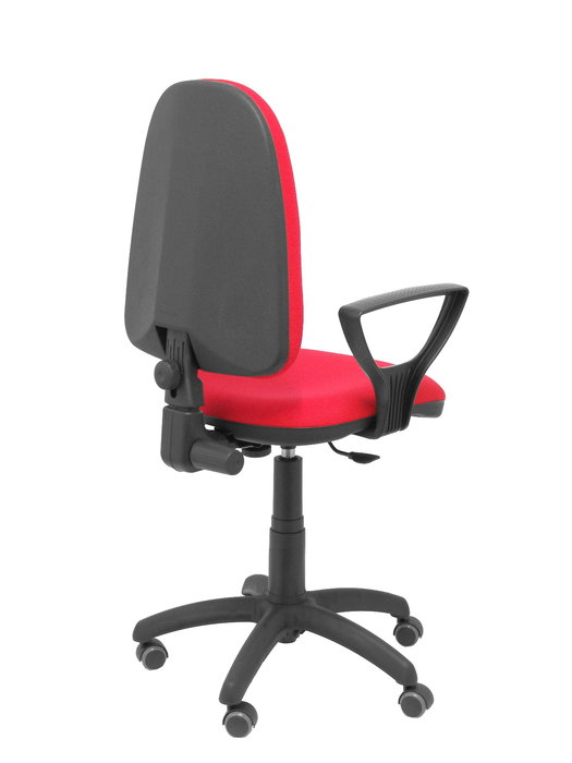 Chaise de bureau Aýna avec mécanisme de contact permanent de base, rembourrée de tissu rouge. Équipée d'une base en polyamide noir, d'accoudoirs fixes et de roulettes pour parquet
