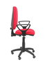 Chaise de bureau Aýna avec mécanisme de contact permanent de base, rembourrée de tissu rouge. Équipée d'une base en polyamide noir, d'accoudoirs fixes et de roulettes pour parquet