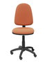 Chaise de bureau Aýna avec mécanisme Contact permanent de base, rembourrée de tissu marron. Équipée d'une base en polyamide noir, sans accoudoirs et de roulettes en nylon de 50 mm.