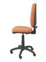 Chaise de bureau Aýna avec mécanisme Contact permanent de base, rembourrée de tissu marron. Équipée d'une base en polyamide noir, sans accoudoirs et de roulettes en nylon de 50 mm.