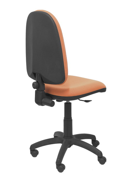 Chaise de bureau Aýna avec mécanisme Contact permanent de base, rembourrée de tissu marron. Équipée d'une base en polyamide noir, sans accoudoirs et de roulettes en nylon de 50 mm.