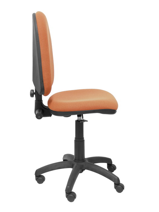 Chaise de bureau Aýna avec mécanisme Contact permanent de base, rembourrée de tissu marron. Équipée d'une base en polyamide noir, sans accoudoirs et de roulettes en nylon de 50 mm.