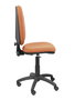 Chaise de bureau Aýna avec mécanisme Contact permanent de base, rembourrée de tissu marron. Équipée d'une base en polyamide noir, sans accoudoirs et de roulettes en nylon de 50 mm.