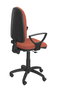 Chaise de bureau Aýna avec mécanisme Contact permanent de base, rembourrée de tissu marron. Équipée d'une base en polyamide noir, d'accoudoirs fixes et de roulettes en nylon de 50 mm.