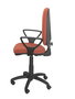 Chaise de bureau Aýna avec mécanisme Contact permanent de base, rembourrée de tissu marron. Équipée d'une base en polyamide noir, d'accoudoirs fixes et de roulettes en nylon de 50 mm.
