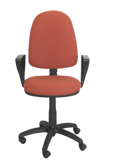 Chaise de bureau Aýna avec mécanisme Contact permanent de base, rembourrée de tissu marron. Équipée d'une base en polyamide noir, d'accoudoirs fixes et de roulettes en nylon de 50 mm.