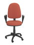 Chaise de bureau Aýna avec mécanisme Contact permanent de base, rembourrée de tissu marron. Équipée d'une base en polyamide noir, d'accoudoirs fixes et de roulettes en nylon de 50 mm.