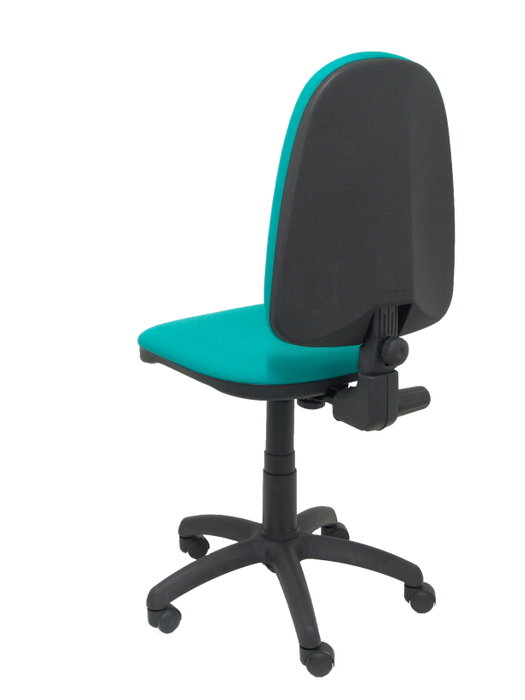 Chaise de bureau Aýna avec mécanisme Contact permanent de base, rembourrée de tissu couleur turquoise. Équipée d'une base en polyamide noir, sans accoudoirs et de roulettes en nylon de 50 mm.