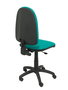 Chaise de bureau Aýna avec mécanisme Contact permanent de base, rembourrée de tissu couleur turquoise. Équipée d'une base en polyamide noir, sans accoudoirs et de roulettes en nylon de 50 mm.