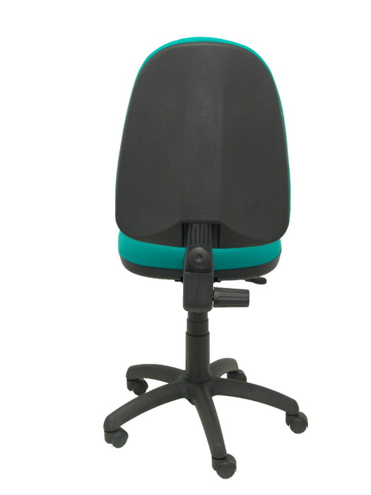 Chaise de bureau Aýna avec mécanisme Contact permanent de base, rembourrée de tissu couleur turquoise. Équipée d'une base en polyamide noir, sans accoudoirs et de roulettes en nylon de 50 mm.