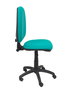 Chaise de bureau Aýna avec mécanisme Contact permanent de base, rembourrée de tissu couleur turquoise. Équipée d'une base en polyamide noir, sans accoudoirs et de roulettes en nylon de 50 mm.