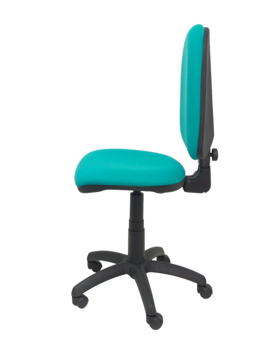 Chaise de bureau Aýna avec mécanisme Contact permanent de base, rembourrée de tissu couleur turquoise. Équipée d'une base en polyamide noir, sans accoudoirs et de roulettes en nylon de 50 mm.