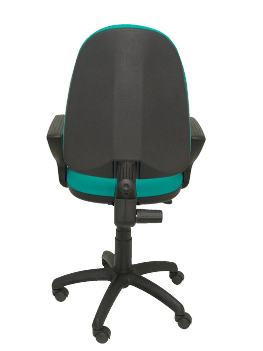 Chaise de bureau Aýna avec mécanisme Contact permanent de base, rembourrée de tissu couleur turquoise. Équipée d'une base en polyamide noir, d'accoudoirs fixes et de roulettes en nylon de 50 mm