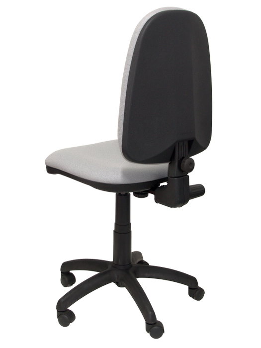 Chaise de bureau Aýna avec mécanisme Contact permanent de base, rembourrée de tissu gris clair. Équipée d'une base en polyamide noir, sans accoudoirs et de roulettes en nylon de 50 mm.
