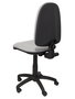 Chaise de bureau Aýna avec mécanisme Contact permanent de base, rembourrée de tissu gris clair. Équipée d'une base en polyamide noir, sans accoudoirs et de roulettes en nylon de 50 mm.