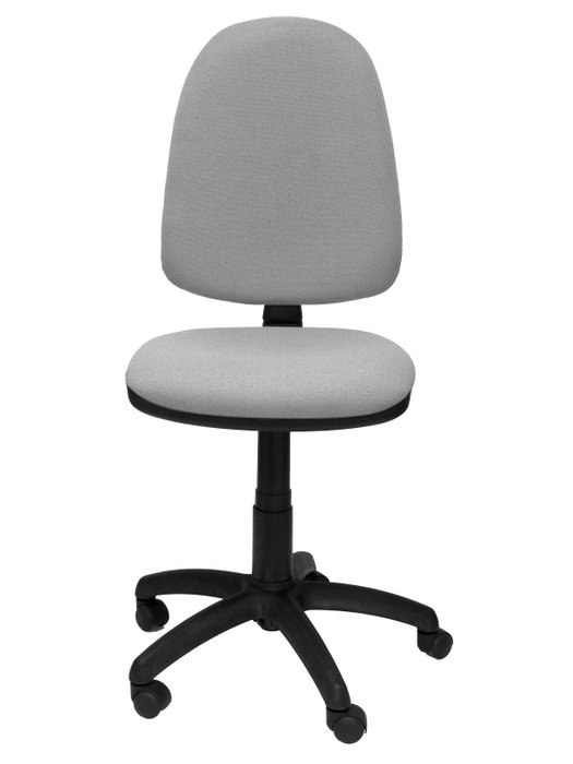 Chaise de bureau Aýna avec mécanisme Contact permanent de base, rembourrée de tissu gris clair. Équipée d'une base en polyamide noir, sans accoudoirs et de roulettes en nylon de 50 mm.