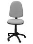 Chaise de bureau Aýna avec mécanisme Contact permanent de base, rembourrée de tissu gris clair. Équipée d'une base en polyamide noir, sans accoudoirs et de roulettes en nylon de 50 mm.