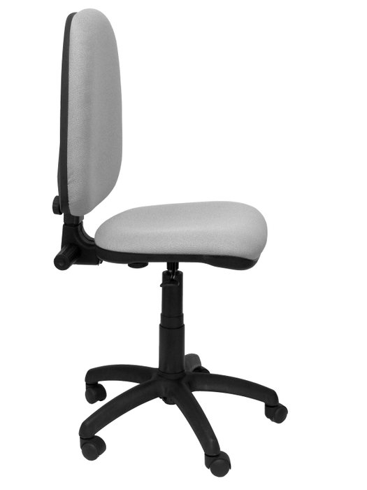 Chaise de bureau Aýna avec mécanisme Contact permanent de base, rembourrée de tissu gris clair. Équipée d'une base en polyamide noir, sans accoudoirs et de roulettes en nylon de 50 mm.