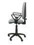 Chaise de bureau Aýna avec mécanisme Contact permanent de base, revêtue de tissu gris clair. Équipée d'une base en polyamide noir, d'accoudoirs fixes et de roulettes en nylon de 50 mm.