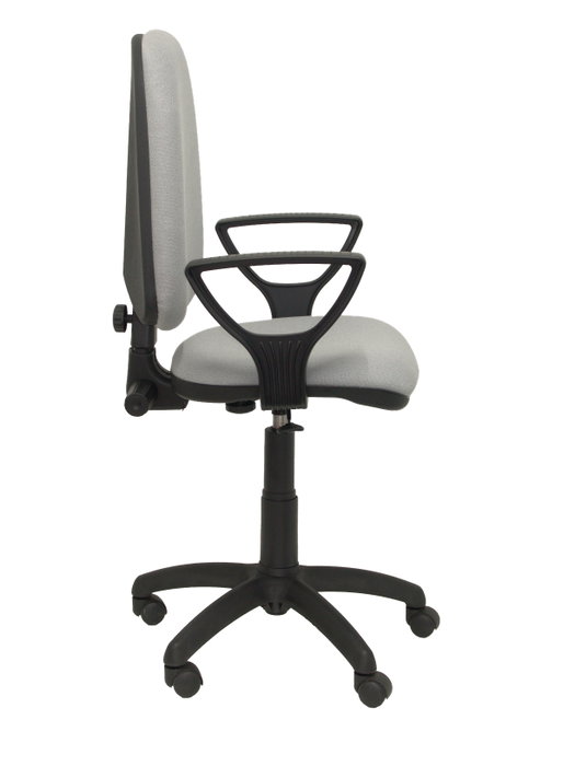 Chaise de bureau Aýna avec mécanisme Contact permanent de base, revêtue de tissu gris clair. Équipée d'une base en polyamide noir, d'accoudoirs fixes et de roulettes en nylon de 50 mm.