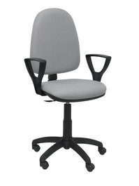 Chaise de bureau Aýna avec mécanisme Contact permanent de base, revêtue de tissu gris clair. Équipée d'une base en polyamide noir, d'accoudoirs fixes et de roulettes en nylon de 50 mm.