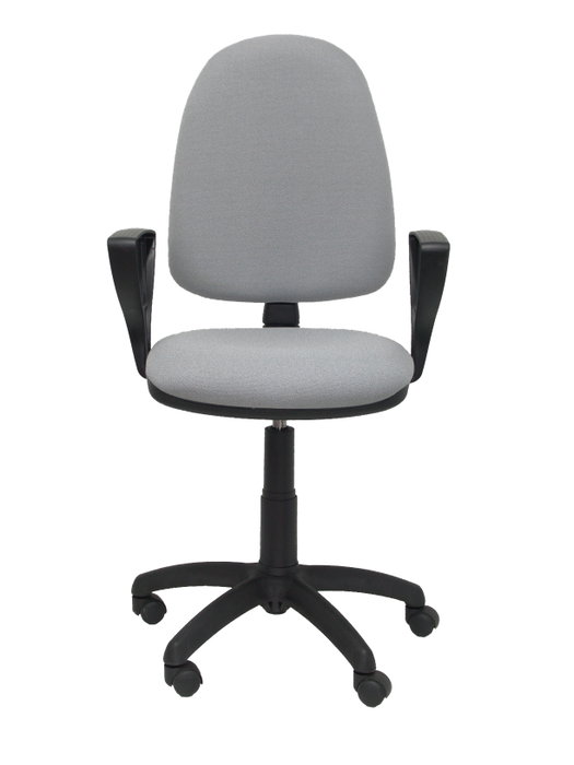Chaise de bureau Aýna avec mécanisme Contact permanent de base, revêtue de tissu gris clair. Équipée d'une base en polyamide noir, d'accoudoirs fixes et de roulettes en nylon de 50 mm.